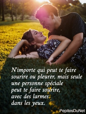 N'importe qui peut te faire  sourire ou pleurer, mais seule  une personne sp&eacute;ciale  peut te faire sourire,  avec des larmes  dans les yeux.